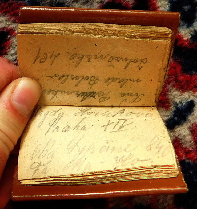 Adresy spoluvězeňkyň z Ravensbrücku, které si matka ve vězení zapisovala. Zdroj: archiv pamětnice